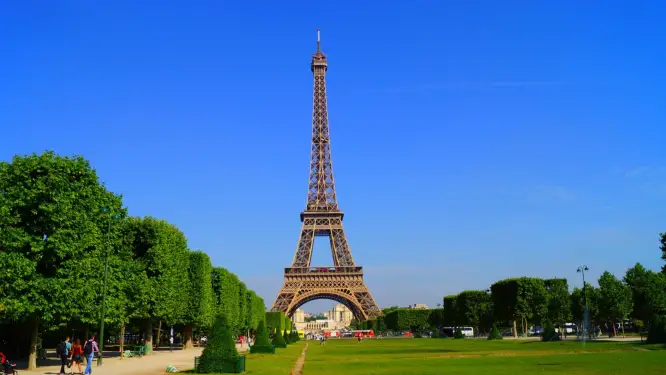 Summertime, the busiest season for visiting Paris