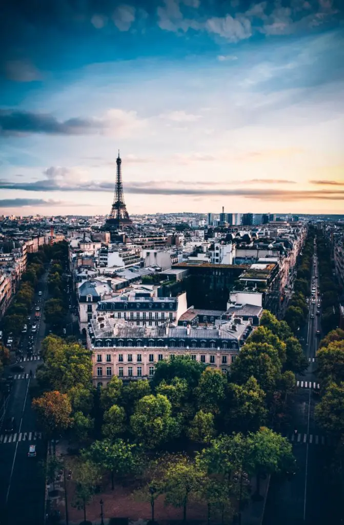 The view of the Eiffel Tower from the Arc de Triomphe, which is one of the most impressive destinations on our list of picture ideas