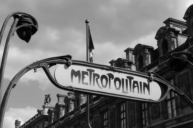 A Paris Metro sign