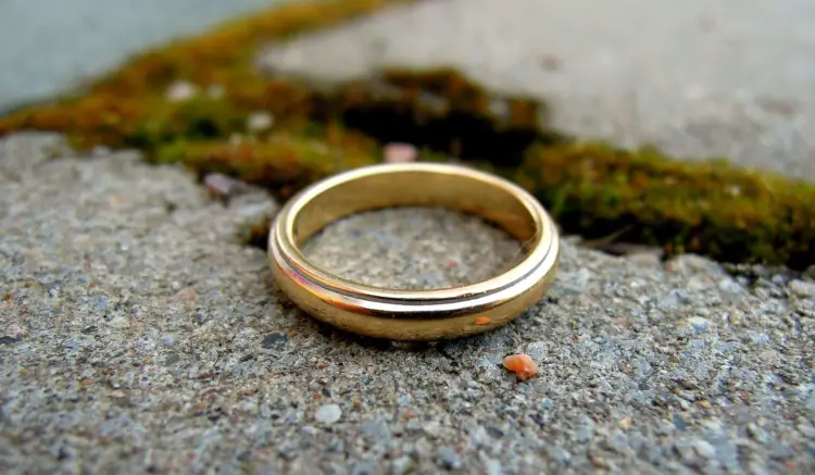 Gold ring on the ground