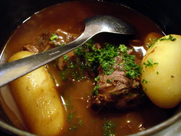 Boeuf Bourguignon, a famous French dish to eat in the restaurants of Paris