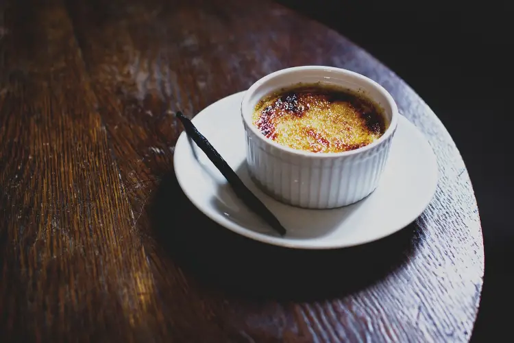 Crème Brûlée, a classic dessert to try in Paris