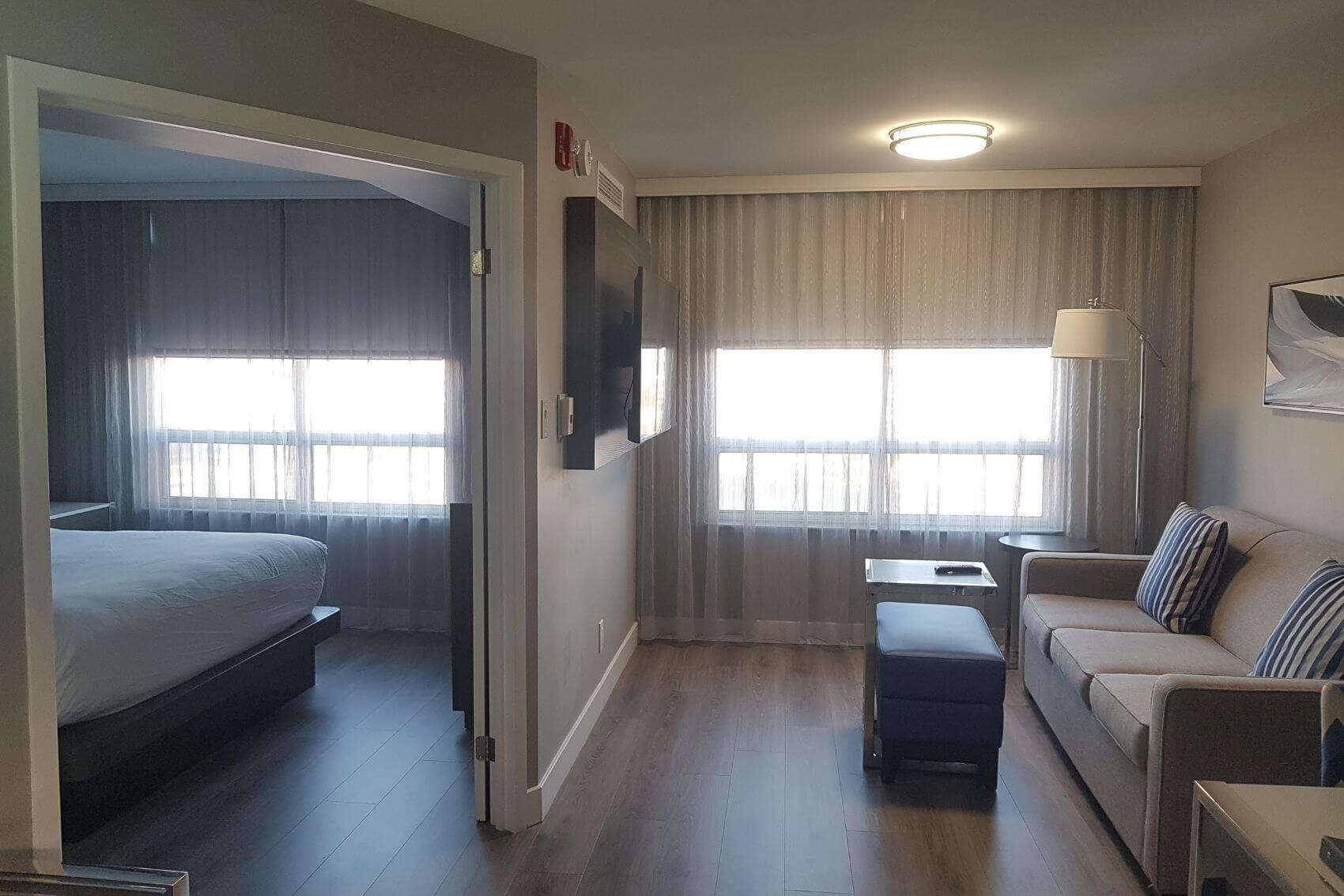 embassy-suites-toronto-airport-review-room