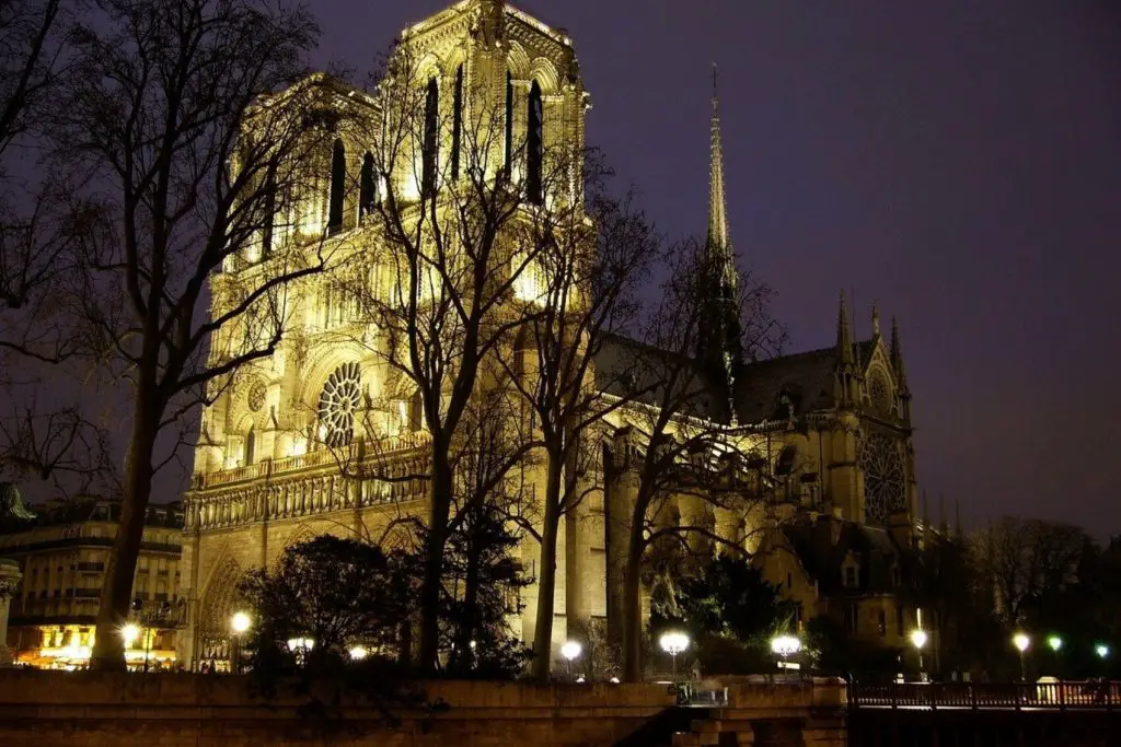 free-things-to-do-in-paris-at-night-notre-dame