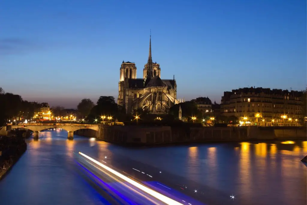 free-things-to-do-in-paris-at-night-seine-river