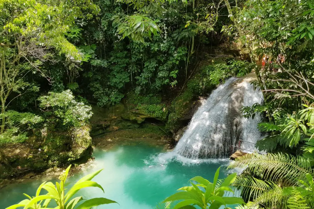 guide-to-travel-in-jamaica-blue-hole