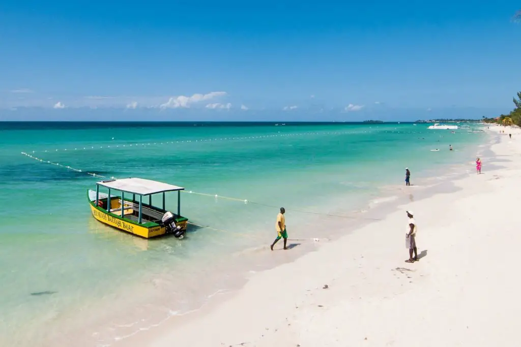 Visiting 7 Mile Beach is the most popular thing to do in Negril. Image by Karen Maraj on Flickr