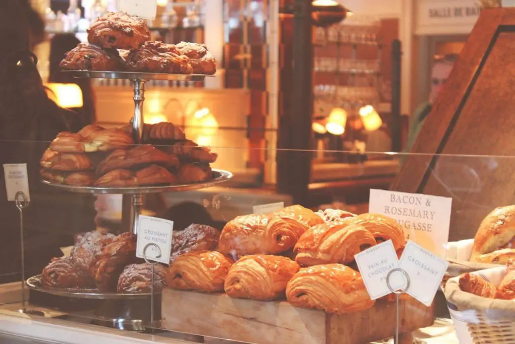 french foods to eat in paris croissants
