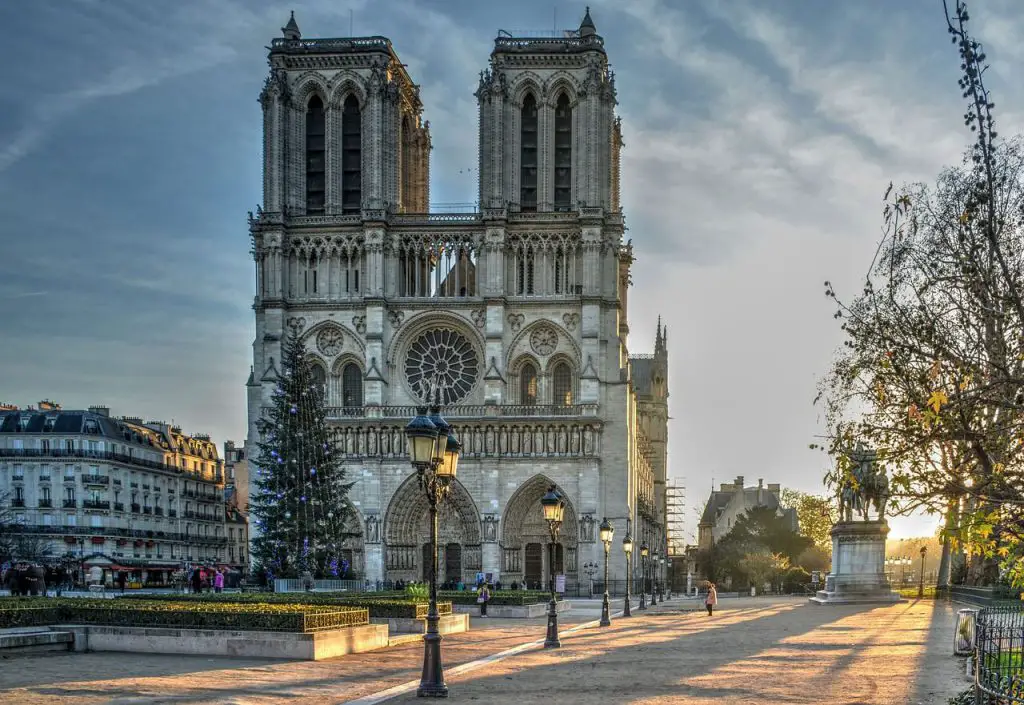 Guide to The arrondissements of paris 4th arr Notre Dame cathedral